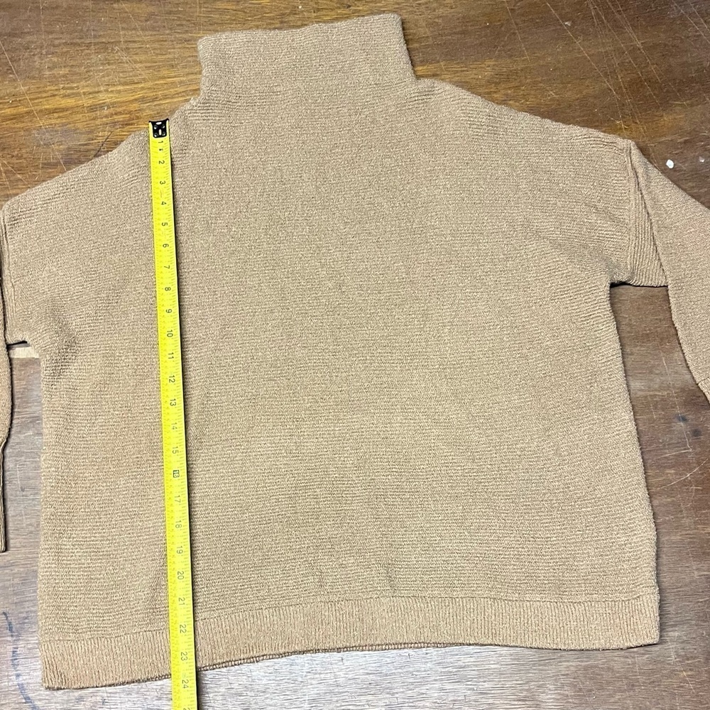 Chelsea & Theodore Turtleneck - Gold - Poly Blend - Great Condition - Women’s M